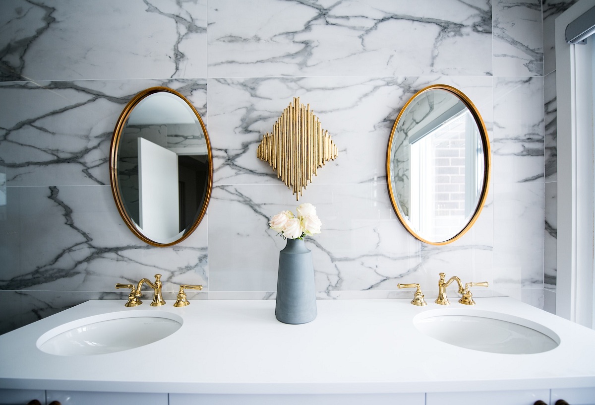 Guide pratique pour installer un miroir dans votre salle de bains